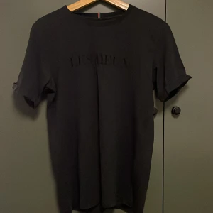 Les Deux t shirt - Fin svart t-shirt från Les Deux med svart logga i storlek S. Välanvänd men fortfarande i väldigt bra skick