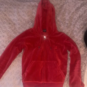 Röd juicy tröja - Jag skulle vela sälja denna fina tröja pga att den är för liten för mig. Den är nästan helt oanvänd och är i precis som när jag köpte den. Köpte den för 1200 men säljer den ändå för 900 med detta fina skick.