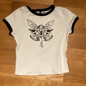 Tröja - En tröja från hm. Säljer den då den är förlåten och känner mig inte bekväm i den. Tycker det är synd dock då den är väldigt söt.💕