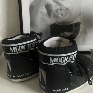 Moonboots  - Ett par svarta låga moonboots, använda ett fåtal gånger och i bra skick.  Pris kan diskuteras :)
