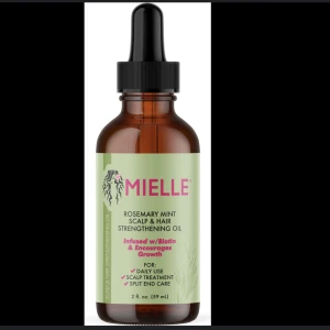 Mielle - Mielle Rosemary mintolja för hårbotten och hår är en näringsrik, intensiv formel som hjälper dig att lösa alla dina hårproblem. Från att stödja långt underhåll och närande hårsäckar till att jämna ut kluvna toppar och förhindra torr hårbotten.