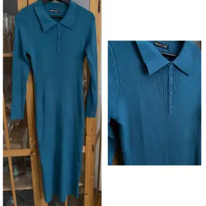 Ribbstickad klänning med knappar  Färgen heter ”damm blå” / turkos blå  Aldrig använd. 