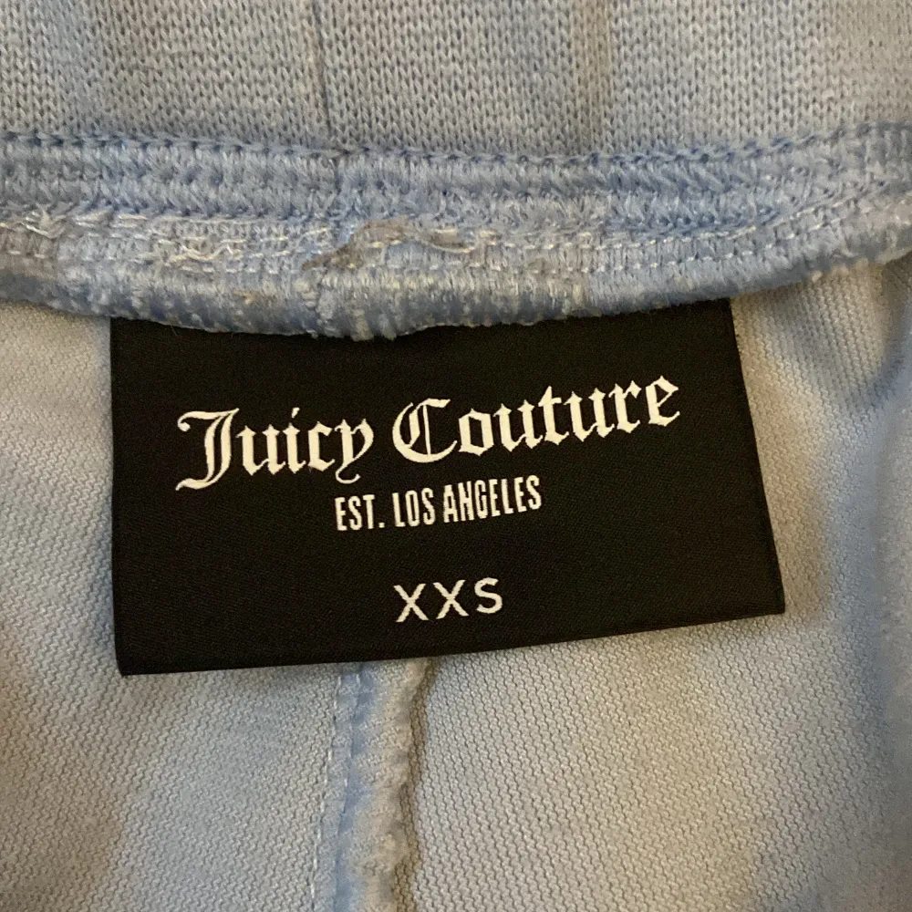 Ljusblåa Juicy byxor i storlek XXS. I använt, men bra skick. Köparen står för frakten😇🤍. Jeans & Byxor.