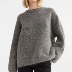 Hm stickad tröja  - Säljer min stickade tröja från hm. Jättefint skick och näst intill aldrig använd 