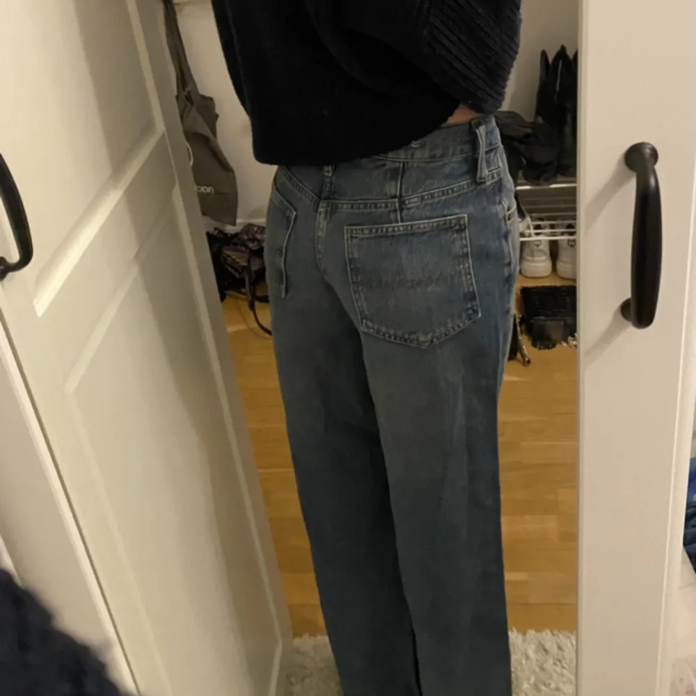 Lågmidjade jeans från Urban outfitters. Jag är 167cm lång . Jeans & Byxor.