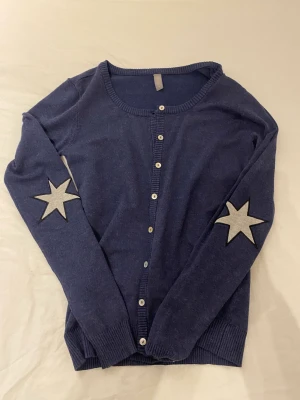 Kofta - Blå kofta med vita stjärnor på armen🫶🏻💕