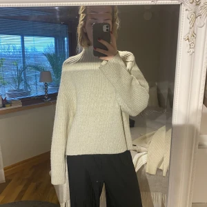 Stickad tröja - Säljer denna stickade tröja från HM som har en väldigt fin ”polo” hals. Slutsåld på hemsida. 😍😍