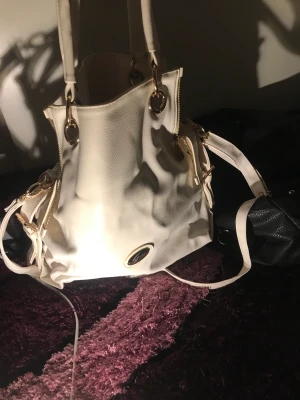 Väska  - Väska. För flera bilder kom privat