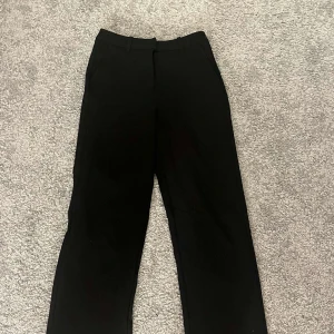 Kostymbyxor - Säljer nu mina kostymbyxor då dem har blivit för korta, längden är i 32 och midjan XS! super bra skick! Kan mötas upp i Jönköping eller frakta, köparen står för frakten💕