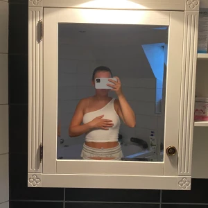 Vitt festlinne  - Köpt på hm, storlek s. Säljer den för 80 kr. 