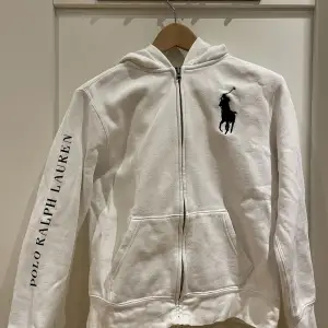 Snygg och stilren hoodie från Ralph Lauren. Tröjan är i bra skick. Tröjan är i storlek L i barnstorlek vilket ungefär motsvarar XS. Nypris ca. 1000kr.