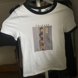 Helt oanvänd friends-tröja - Helt oanvänd t-shirt med ett tryck från den populära sitcom serien ”Friends” från H&M, divided 🫶  Den är i storlek XS med den funkar också för någon som har storlek S 🥰