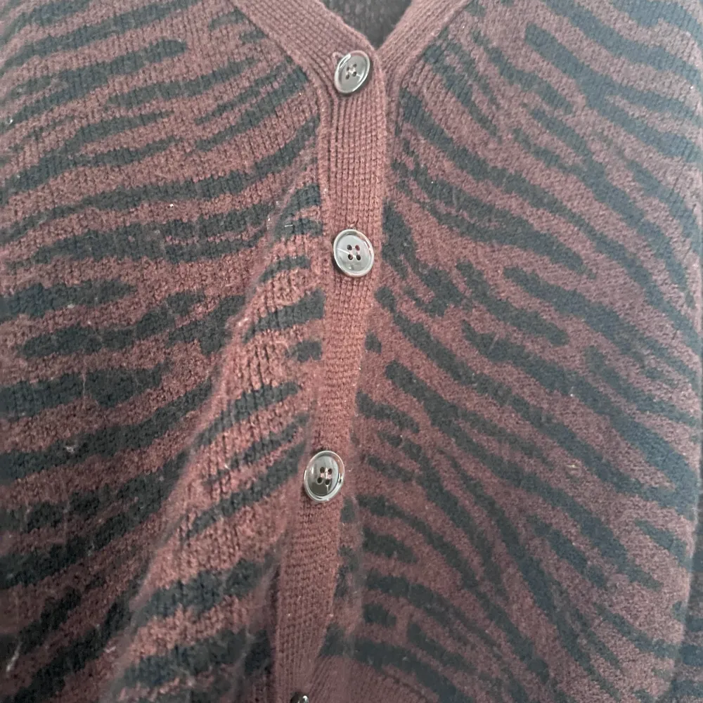 As snygg stickad kofta från Gina tricot! Så fint zebra-aktigt mönster och så varm! Storlek L men sitter jättefint o lite oversized på mig som bär xs/s! Skriv privat för bild på💋🫶🏼. Tröjor & Koftor.