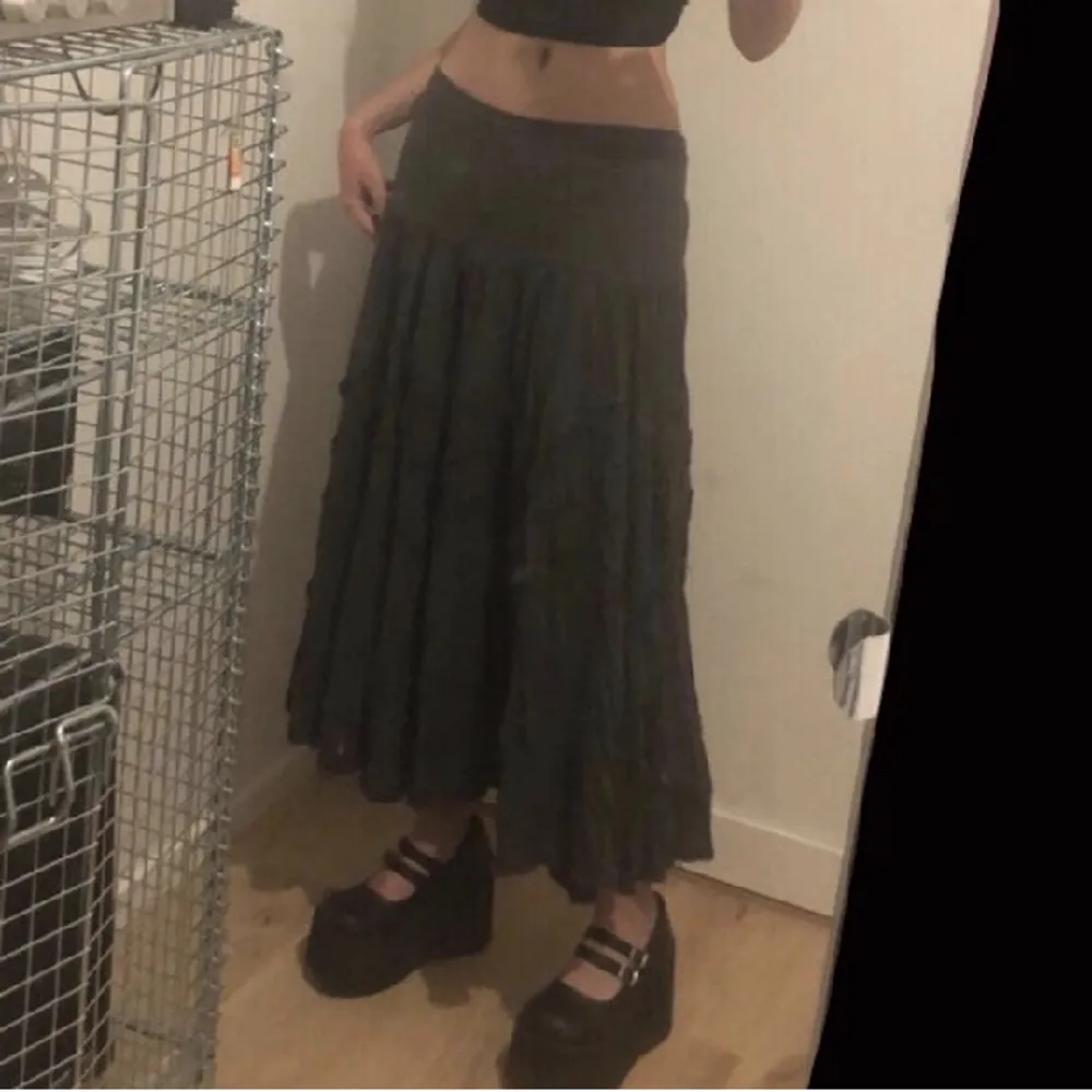 Hippiekjol i en brun/grå färg (se sista bilden) som inte kommit till användning.❣️Sitter lågmidjat på mig som vanligtvis har S🙏. Kjolar.