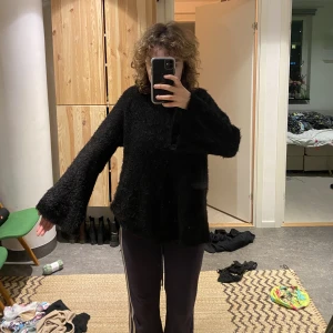 Fluffig tröja - En jättefin fluffig tröja! Kommer tyvärr inte till användning men är så mysig! Jag har inte använt den så mycket så är i bra skick. Ett måste nu till vinter! Skriv om ni har några frågor🥰