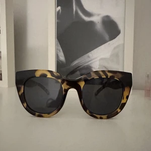 Solglasögon le specs - Säljer dessa såå fina solglasögonen från le specs❤️ använda en gång, inga defekter! Köpta för 700kr!