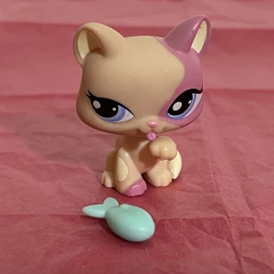 Littlest pet shop Cat #1402 - Katt #1402 med tillbehör, kolla gärna mina andra annonser då jag kan skicka dom i samma paket, frakten kan öka med 15kr per 100gram vid samfrakt