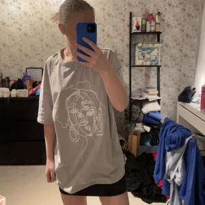 T-shirt med tryck - Säljer kläder pga utresning allt är i fint skick, köparen står för frakten 💙 oanvänd, oversize 