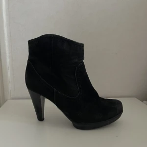 Svarta klackskor i mocka imitation  - -