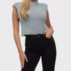 Grå/blå stickadväst  - En oanvänd stickadväst från Nelly. Alla lappar sitter kvar. Köparen står för frakten💕