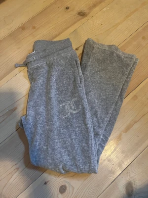 Juicy couture byxor strl 140  - Juicy Couture byxor storlek 140 (10/11 år). Endast använda några gånger. Säljes pga av att de inte passar i storlek.  Färgen heter Heather grey.  