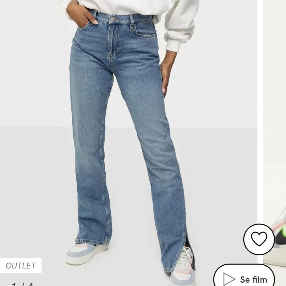 Säljer världens snyggaste jeans med slits från Nelly!😍Jättebekväma!🤩 Det var mina favoriter men har tyvärr växt ur dom nu🙁 Strolek 32 men passade mig när jag hade storlek 34/36💕De är använda en del därför är dem slitna längst ner❤️Köpta för 600kr. Jeans & Byxor.