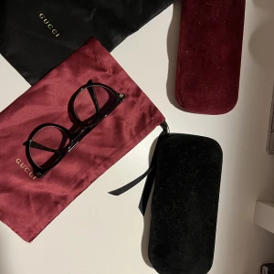 Gucciglasögonfodral - Knappt använda. Säljer för att dem inte komemr till användning. Kan diskutera pris vid snabb affär. 