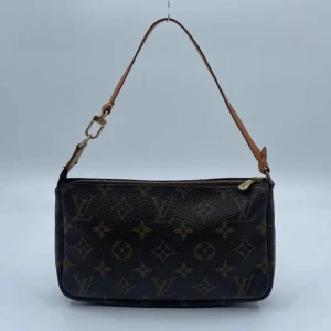 Louis Vuitton väska  -  !intressekoll!  Superfin Louis Vuitton Pochette Accessoires köpt på The Vintage Bar, väskan är i superfint vintage skick. Säljer endast vid bra bud☺️ SÄLJS DIREKT FÖR 6500kr💝
