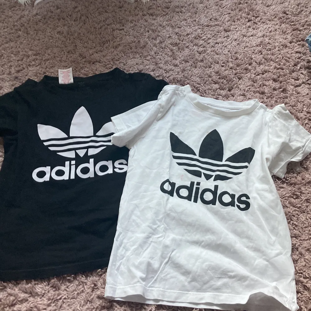 Säljer 2 adidas . T-shirts.