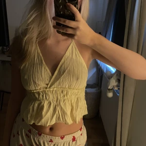 Gul topp - Gul topp från Shein, storlek XS💛