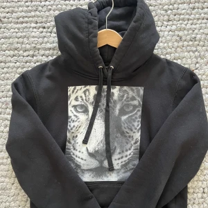 The Cool Elephant hoodie - Säljer nu min The Cool Elephant hoddie som är i storlek S. Använd fåtal gånger då den blev för liten men är i superfint skick och väldigt skön. Nypris: 599kr Jag säljer för 200 + kr. Köparen står för frakt (dvs ingår ej i priset).