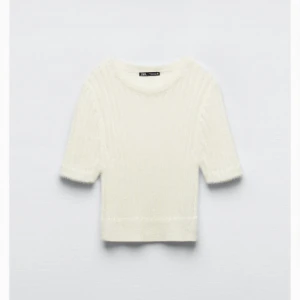 Zara topp  - Så fin fluffig vit topp från zara , alldrig använd och ny. Den är även slutsåld på hemsidan, Strl M 