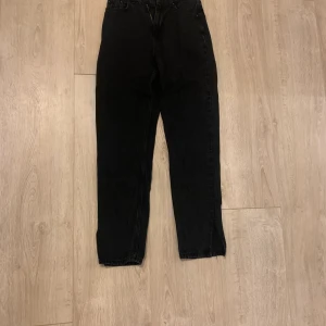 Nelly Jeans  - Nästan helt oanvända pga inte min stil. Jättefina för någon som gillar basic jeans med slits nertill💗💗💗 köparen står för frakt💗💗pris kan alltid diskuteras💓