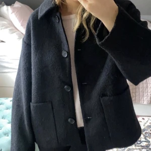 Kappa från monki  - Superpoppis kappa som är slutsåld på hemsidan. Prislappen finns kvar. Köpt från MONKI