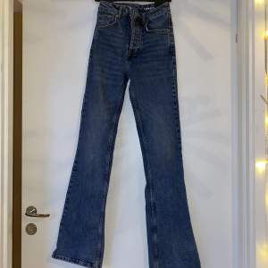 Utsvängda jeans i jättefint skick, från bikbok. De är högmidjade och har inget slitage 💕 Säljer då de är för långa för mig. Midjemått: 24’ Längd: 32 Kontakta mig för fler mått, pris kan sänkas 🥰