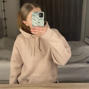 Hoodie - Jag säljer min beiga hoodie som tyvärr inte kommer till användning. Den är lite nopprig så därför säljer jag den billigt, men finns inget hål eller liknande på den! Storlek XS🧡