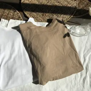 Säljer dessa t-shirts, den ena är beige och är från NAKD och den andra är vit och är från Newyorker! Styckpris 20kr, eller köp båda för 35! (Frakt ingår ej!)💗