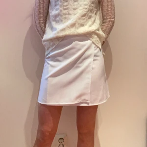 Omlott kjol - Säljer en vit omlott kjol med spänne från Kookai☀️I väldigt fint skick!💜Passar perfekt till sommaren🍀Storlek 36, men passar även 34 och 38. 