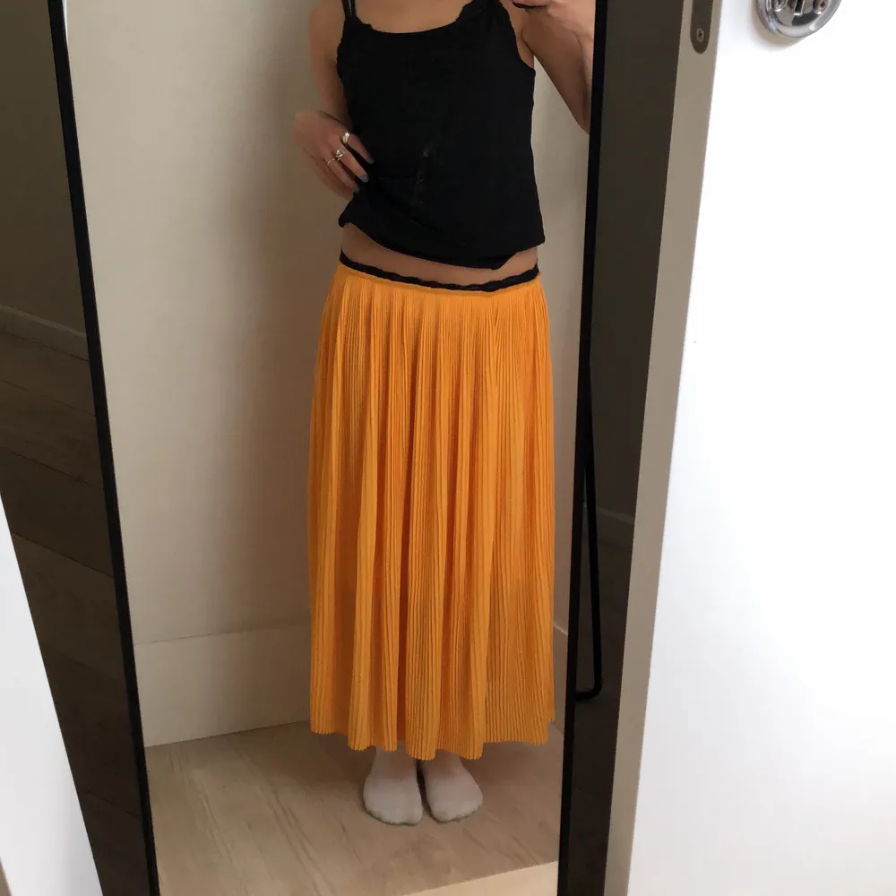 Superfin gul kjol, perfekt till sommaren! Aldrig använd, alltså i nyskick. Frakt tillkommer ingår i priset, kontakta mig gärna vid frågor💕. Kjolar.