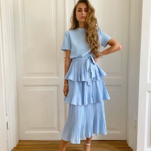 klänning - jättefin midi-klänning från mkae cph, kolla på deras hemsida för fler bilder! aldrig använd, storlek xs/s! normal i storleken! frakt på 66kr tillkommer