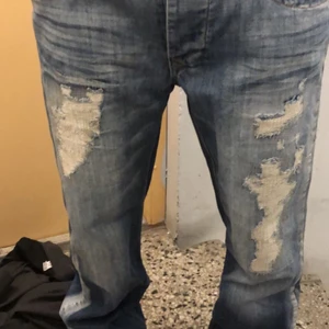 Fishbone byxor - Ett par ljusa blåa baggy jeans 👖 från 2000-talet. Skit snygga