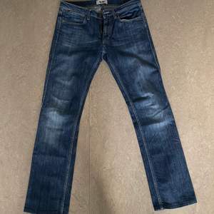 Skitsnygga vintage Acne Jeans i bra skick! Storleken skulle jag säga är mer 29/32 än 31/34. Priser kan diskuteras men köpare står för frakt! 
