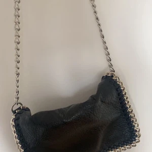 Pricilla väska s svart - Äkta pricilla väska som är köpt på scorett, helt som ny. Köpte för 500 kr säljer den för 300 kr. Super fin