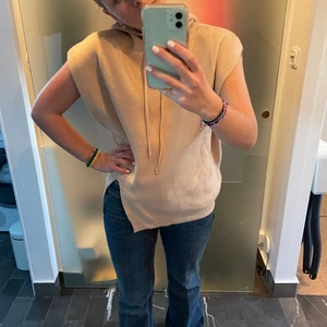 Bäst från mango  - Jättefin väst med slits köpt förra året på mango. Storlek xs men den är over size så den är lagom på mig som är S/M. 💕 Skriv om du vill köpa🙌🏼 köpt för 599 och säljer nu från 180