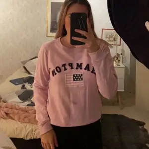 Rosa Sweatshirt från Kappahl med ”märket” hampton republic🤍🤍