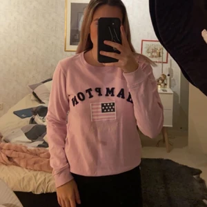 Sweatshirt från Kappahl  - Rosa Sweatshirt från Kappahl med ”märket” hampton republic🤍🤍