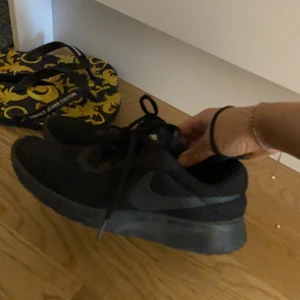 Skor - Nike skor svarta storlek 38 ,litet hål på dem ser ni på andra bilden !