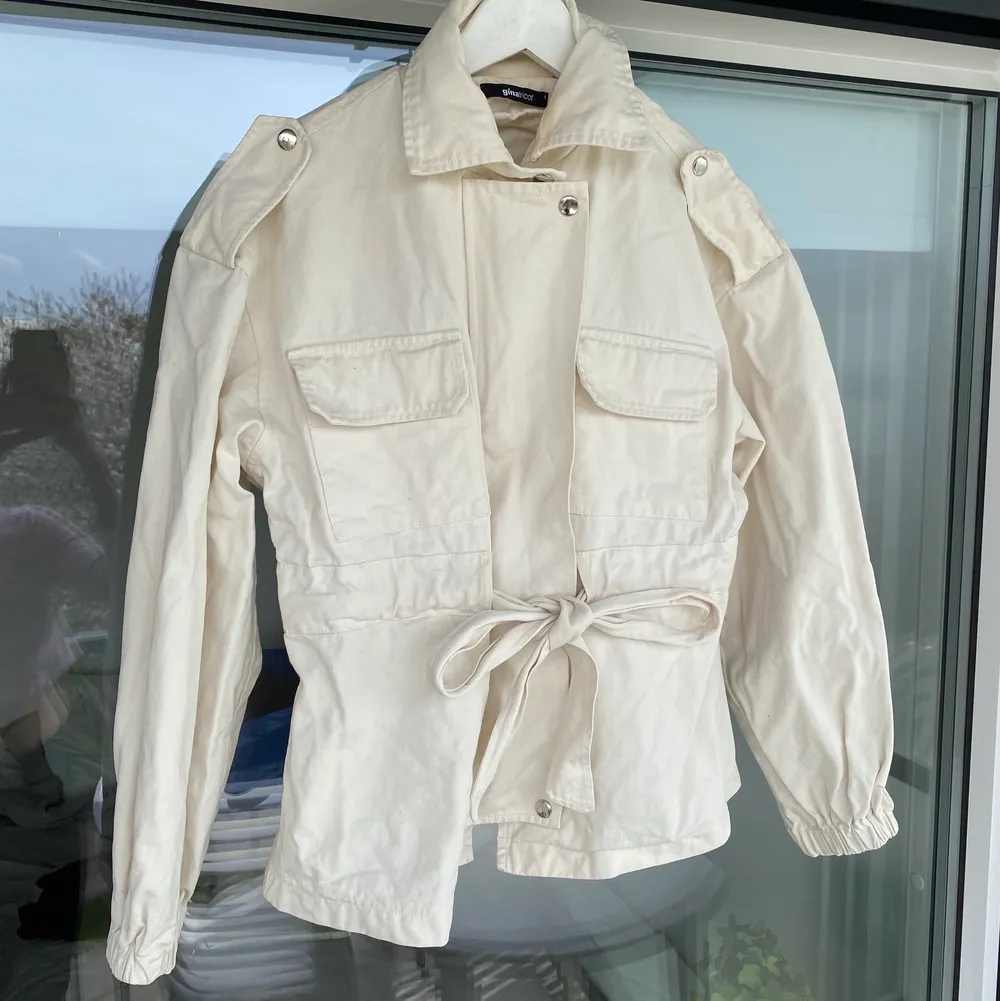 beige kortare jacka i trench liknande stil. perfekt nu till våren/sommaren, älskar!! bra skick 💜. Jackor.