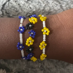 Pärlarmband med blommorna  - Pärlarmband som jag gjort själv.