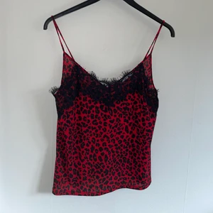 Topp - Fin röd topp i storleken M